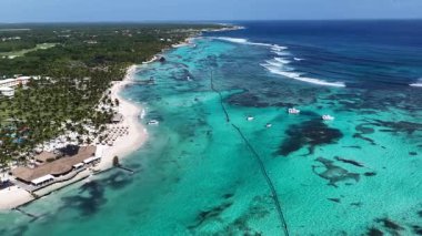 Punta Cana Skyline La Altagracia Dominik Cumhuriyeti 'ndeki Punta Cana' da. Karayip silueti. Plaj manzarası. Doğa Deniz Burnu. Punta Cana Skyline, La Altagracia Dominik Cumhuriyeti 'nde. Manzara Palmiye Ağaçları.