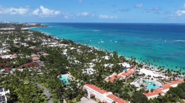 La Altagracia Dominik Cumhuriyeti 'ndeki Punta Cana' da Bavaro Skyline. Paradisiac Peyzaj. Sahildeki Resorts 'ta. Seyahat belgesi. Punta Cana 'daki Bavaro Skyline Dominik Cumhuriyeti.