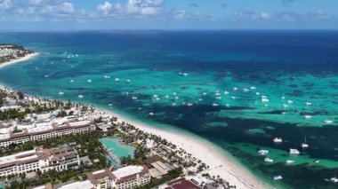 Punta Cana Skyline Punta Cana Dominik Cumhuriyeti 'nde Bavaro' da. Karayip silueti. Plaj manzarası. Resorts Binaları. Punta Cana Skyline, Bavaro, Punta Cana Dominik Cumhuriyeti. Doğa Arkaplanı.