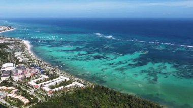 La Altagracia Dominik Cumhuriyeti 'ndeki Punta Cana' da Bavaro Plajı. Paradisiac Peyzaj. Sahildeki Resorts 'ta. Seyahat belgesi. Punta Cana 'daki Bavaro Plajı La Altagracia Dominik Cumhuriyeti.