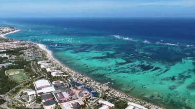 La Altagracia Dominik Cumhuriyeti 'ndeki Punta Cana' da Turkuaz Plajı. Plaj manzarası. Şehir merkezinde. Seyahat güzergahı. Punta Cana 'daki Turkuaz Plajı La Altagracia Dominik Cumhuriyeti.