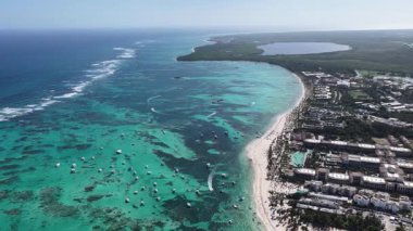 La Altagracia Dominik Cumhuriyeti 'ndeki Punta Cana' da Turkuaz Plajı. Plaj manzarası. Şehir merkezinde. Seyahat güzergahı. Punta Cana 'daki Turkuaz Plajı La Altagracia Dominik Cumhuriyeti.