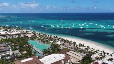 Punta Cana Skyline Punta Cana Dominik Cumhuriyeti 'nde Bavaro' da. Karayip silueti. Plaj manzarası. Doğa Deniz Burnu. Punta Cana Skyline, Bavaro, Punta Cana Dominik Cumhuriyeti. Manzara Palmiye Ağaçları.