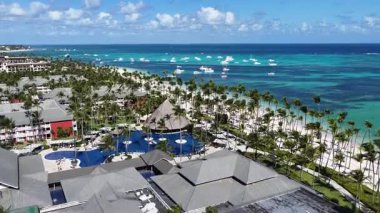 La Altagracia Dominik Cumhuriyeti 'ndeki Punta Cana' da Bavaro Skyline. Paradisiac Peyzaj. Sahildeki Resorts 'ta. Seyahat belgesi. Punta Cana 'daki Bavaro Skyline Dominik Cumhuriyeti.