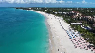 Deniz aşırı bölgelerdeki Providenciales 'teki Grace Körfezi Sahili Turks ve Caicos Adaları. Karayip Sahili. Tropik Manzara. Çarpıcı Yükseliş Binaları. Turks ve Caicos Adalarındaki Grace Körfezi Sahili.