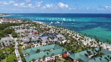 La Altagracia Dominik Cumhuriyeti 'ndeki Punta Cana' da Turkuaz Plajı. Plaj manzarası. Şehir merkezinde. Seyahat güzergahı. Punta Cana 'daki Turkuaz Plajı La Altagracia Dominik Cumhuriyeti.