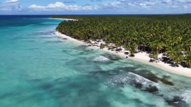 La Altagracia Dominik Cumhuriyeti 'ndeki Punta Cana' da Saona Adası. Plaj manzarası. Mavi Suluboya 'nın tonları. Seyahat güzergahı. Punta Cana 'daki Saona Adası Dominik Cumhuriyeti. Doğa Beyaz Kum Kumsalı.