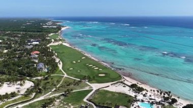 Punta Cana Skyline La Altagracia Dominik Cumhuriyeti 'ndeki Punta Cana' da. Karayip silueti. Plaj manzarası. Doğa Deniz Burnu. Punta Cana Skyline, La Altagracia Dominik Cumhuriyeti 'nde. Manzara Palmiye Ağaçları.