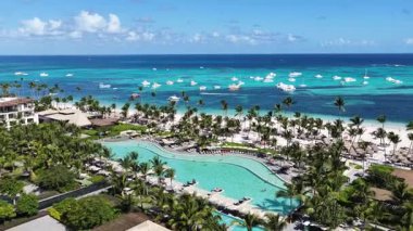 Punta Cana Skyline Punta Cana Dominik Cumhuriyeti 'nde Bavaro' da. Karayip silueti. Plaj manzarası. Doğa Deniz Burnu. Punta Cana Skyline, Bavaro, Punta Cana Dominik Cumhuriyeti. Manzara Palmiye Ağaçları.