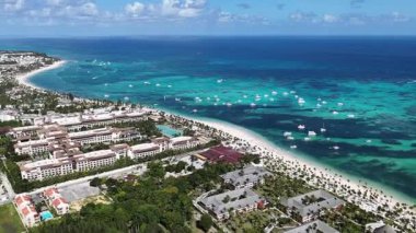 La Altagracia Dominik Cumhuriyeti 'ndeki Punta Cana' da Bavaro Skyline. Paradisiac Peyzaj. Sahildeki Resorts 'ta. Seyahat belgesi. Punta Cana 'daki Bavaro Skyline Dominik Cumhuriyeti.
