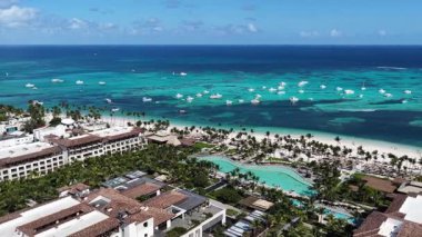 La Altagracia Dominik Cumhuriyeti 'ndeki Punta Cana' da Bavaro Skyline. Paradisiac Peyzaj. Sahildeki Resorts 'ta. Seyahat belgesi. Punta Cana 'daki Bavaro Skyline Dominik Cumhuriyeti.