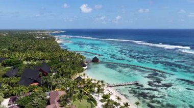 Punta Cana Skyline La Altagracia Dominik Cumhuriyeti 'ndeki Punta Cana' da. Karayip silueti. Plaj manzarası. Doğa Deniz Burnu. Punta Cana Skyline, La Altagracia Dominik Cumhuriyeti 'nde. Manzara Palmiye Ağaçları.
