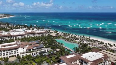 La Altagracia Dominik Cumhuriyeti 'ndeki Punta Cana' da Bavaro Skyline. Paradisiac Peyzaj. Sahildeki Resorts 'ta. Seyahat belgesi. Punta Cana 'daki Bavaro Skyline Dominik Cumhuriyeti.