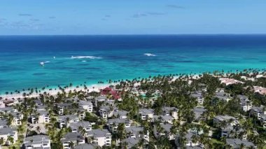 Punta Cana Skyline Punta Cana Dominik Cumhuriyeti 'nde Bavaro' da. Karayip silueti. Plaj manzarası. Resorts Binaları. Punta Cana Skyline, Bavaro, Punta Cana Dominik Cumhuriyeti. Doğa Arkaplanı.