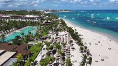 Punta Cana Skyline Punta Cana Dominik Cumhuriyeti 'nde Bavaro' da. Karayip silueti. Plaj manzarası. Doğa Deniz Burnu. Punta Cana Skyline, Bavaro, Punta Cana Dominik Cumhuriyeti. Manzara Palmiye Ağaçları.