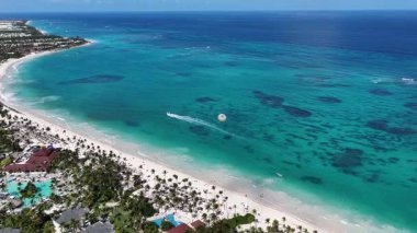 La Altagracia Dominik Cumhuriyeti 'ndeki Punta Cana' da Bavaro Skyline. Paradisiac Peyzaj. Sahildeki Resorts 'ta. Seyahat belgesi. Punta Cana 'daki Bavaro Skyline Dominik Cumhuriyeti.