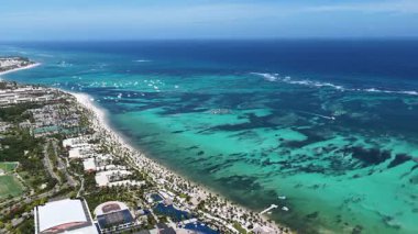 Punta Cana Skyline Punta Cana Dominik Cumhuriyeti 'nde Bavaro' da. Karayip silueti. Plaj manzarası. Resort Scenery 'de. Punta Cana Skyline, Bavaro, Punta Cana Dominik Cumhuriyeti. Doğa Palmiye Ağaçları.