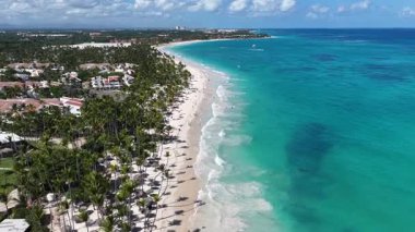 La Altagracia Dominik Cumhuriyeti 'ndeki Punta Cana' da Bavaro Skyline. Paradisiac Peyzaj. Sahildeki Resorts 'ta. Seyahat belgesi. Punta Cana 'daki Bavaro Skyline Dominik Cumhuriyeti.