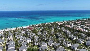 Punta Cana Skyline Punta Cana Dominik Cumhuriyeti 'nde Bavaro' da. Karayip silueti. Plaj manzarası. Doğa Deniz Burnu. Punta Cana Skyline, Bavaro, Punta Cana Dominik Cumhuriyeti. Manzara Palmiye Ağaçları.