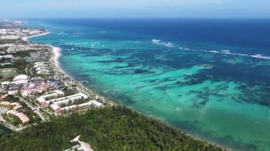 Punta Cana Skyline Punta Cana Dominik Cumhuriyeti 'nde Bavaro' da. Karayip silueti. Plaj manzarası. Resort Scenery 'de. Punta Cana Skyline, Bavaro, Punta Cana Dominik Cumhuriyeti. Doğa Palmiye Ağaçları.