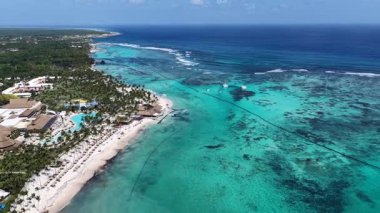 Playa Blanca Plajı Punta Cana 'da La Altagracia Dominik Cumhuriyeti' nde. Plaj manzarası. Şehir merkezinde. Seyahat güzergahı. Playa Blanca Plajı Punta Cana 'da La Altagracia Dominik Cumhuriyeti.