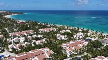 La Altagracia Dominik Cumhuriyeti 'ndeki Punta Cana' da Turkuaz Plajı. Plaj manzarası. Şehir merkezinde. Seyahat güzergahı. Punta Cana 'daki Turkuaz Plajı La Altagracia Dominik Cumhuriyeti.