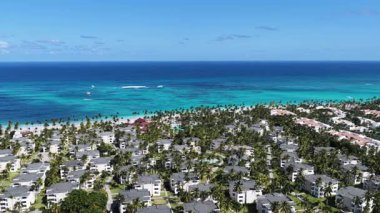 La Altagracia Dominik Cumhuriyeti 'ndeki Punta Cana' da Bavaro Skyline. Paradisiac Peyzaj. Sahildeki Resorts 'ta. Seyahat belgesi. Punta Cana 'daki Bavaro Skyline Dominik Cumhuriyeti.