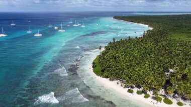 La Altagracia Dominik Cumhuriyeti 'ndeki Punta Cana' da Saona Adası. Plaj manzarası. Mavi Suluboya 'nın tonları. Seyahat güzergahı. Punta Cana 'daki Saona Adası Dominik Cumhuriyeti. Doğa Beyaz Kum Kumsalı.