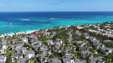 Punta Cana Skyline Punta Cana Dominik Cumhuriyeti 'nde Bavaro' da. Karayip silueti. Plaj manzarası. Resorts Binaları. Punta Cana Skyline, Bavaro, Punta Cana Dominik Cumhuriyeti. Doğa Arkaplanı.