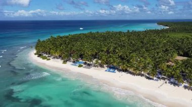 La Altagracia Dominik Cumhuriyeti 'ndeki Punta Cana' da Saona Adası. Plaj manzarası. Mavi Suluboya 'nın tonları. Seyahat güzergahı. Punta Cana 'daki Saona Adası Dominik Cumhuriyeti. Doğa Beyaz Kum Kumsalı.