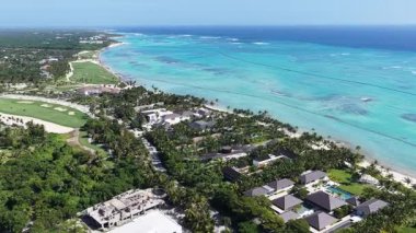 Playa Blanca Plajı Punta Cana 'da La Altagracia Dominik Cumhuriyeti' nde. Paradisiac Peyzaj. Sahildeki Resorts 'ta. Seyahat belgesi. Playa Blanca Plajı Punta Cana Dominik Cumhuriyeti.