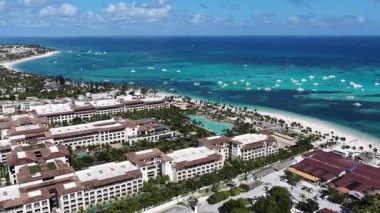 Punta Cana Skyline Punta Cana Dominik Cumhuriyeti 'nde Bavaro' da. Karayip silueti. Plaj manzarası. Resorts Binaları. Punta Cana Skyline, Bavaro, Punta Cana Dominik Cumhuriyeti. Doğa Arkaplanı.