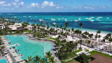 Punta Cana Skyline Punta Cana Dominik Cumhuriyeti 'nde Bavaro' da. Karayip silueti. Plaj manzarası. Doğa Deniz Burnu. Punta Cana Skyline, Bavaro, Punta Cana Dominik Cumhuriyeti. Manzara Palmiye Ağaçları.
