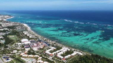 Punta Cana Skyline Punta Cana Dominik Cumhuriyeti 'nde Bavaro' da. Karayip silueti. Plaj manzarası. Doğa Deniz Burnu. Punta Cana Skyline, Bavaro, Punta Cana Dominik Cumhuriyeti. Manzara Palmiye Ağaçları.