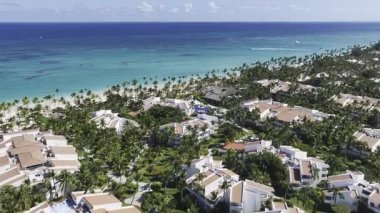 La Altagracia Dominik Cumhuriyeti 'ndeki Punta Cana' da Bavaro Skyline. Paradisiac Peyzaj. Sahildeki Resorts 'ta. Seyahat belgesi. Punta Cana 'daki Bavaro Skyline Dominik Cumhuriyeti.