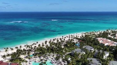 La Altagracia Dominik Cumhuriyeti 'ndeki Punta Cana' da Turkuaz Plajı. Plaj manzarası. Şehir merkezinde. Seyahat güzergahı. Punta Cana 'daki Turkuaz Plajı La Altagracia Dominik Cumhuriyeti.