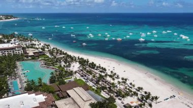 La Altagracia Dominik Cumhuriyeti 'ndeki Punta Cana' da Turkuaz Plajı. Plaj manzarası. Şehir merkezinde. Seyahat güzergahı. Punta Cana 'daki Turkuaz Plajı La Altagracia Dominik Cumhuriyeti.