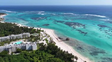 Playa Blanca Plajı Punta Cana 'da La Altagracia Dominik Cumhuriyeti' nde. Paradisiac Peyzaj. Sahildeki Resorts 'ta. Seyahat belgesi. Playa Blanca Plajı Punta Cana Dominik Cumhuriyeti.