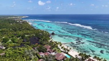 Punta Cana Skyline La Altagracia Dominik Cumhuriyeti 'ndeki Punta Cana' da. Karayip silueti. Plaj manzarası. Doğa Deniz Burnu. Punta Cana Skyline, La Altagracia Dominik Cumhuriyeti 'nde. Manzara Palmiye Ağaçları.
