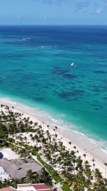Punta Cana Skyline Punta Cana Dominik Cumhuriyeti 'nde Bavaro' da. Karayip silueti. Plaj manzarası. Doğa Deniz Burnu. Punta Cana Skyline, Bavaro, Punta Cana Dominik Cumhuriyeti. Manzara Palmiye Ağaçları.