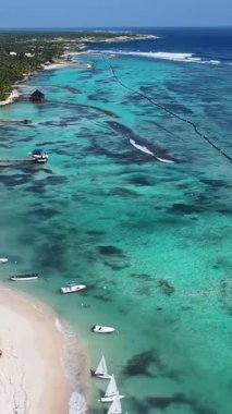 Playa Blanca Plajı Punta Cana 'da La Altagracia Dominik Cumhuriyeti' nde. Plaj manzarası. Şehir merkezinde. Seyahat güzergahı. Playa Blanca Plajı Punta Cana 'da La Altagracia Dominik Cumhuriyeti.