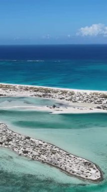 Turks ve Caicos İngiltere 'nin deniz aşırı bölgelerindeki Providenciales' te Skyline 'da. Karayip silueti. Plaj manzarası. Mavi Suluboya 'nın tonları. 