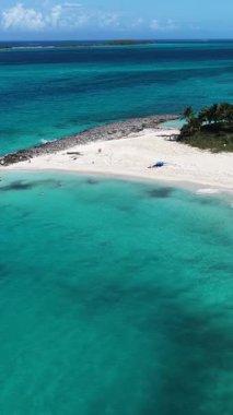Nassau Bahama 'daki Cennet Adası' nda lahana kumsalı. Karayip silueti. Plaj manzarası. Highrise Binaları. Nassau Bahama 'daki Cennet Adası' ndaki lahana plajı. Doğa Arkaplanı.