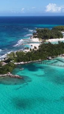 Bahamalar New Providence Bahamalar 'da Nassau' da Skyline. Karayip silueti. Plaj manzarası. Mavi Suluboya 'nın tonları. Bahamalar Nassau 'da, Bahamalar' da, Bahamalar 'da. Doğa Arkaplanı.