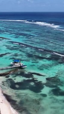 Playa Blanca Plajı Punta Cana 'da La Altagracia Dominik Cumhuriyeti' nde. Paradisiac Peyzaj. Sahildeki Resorts 'ta. Seyahat belgesi. Playa Blanca Plajı Punta Cana Dominik Cumhuriyeti.