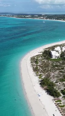 İngiltere 'nin Denizaşırı Toprakları' ndaki Providenciales 'te Grace Körfezi. Plaj manzarası. Liman Koyu Sahnesi. Şehir merkezinde. İngiltere 'nin Providenciales' teki Grace Bay. İnanılmaz Karayip Denizi.