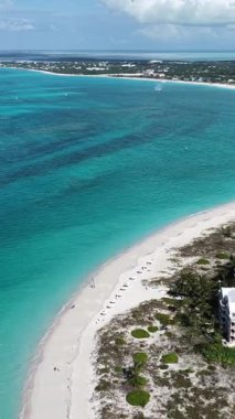 Deniz aşırı bölgelerdeki Providenciales 'teki Grace Körfezi Sahili Turks ve Caicos Adaları. Karayip Sahili. Tropik Manzara. Çarpıcı Yükseliş Binaları. Turks ve Caicos Adalarındaki Grace Körfezi Sahili.
