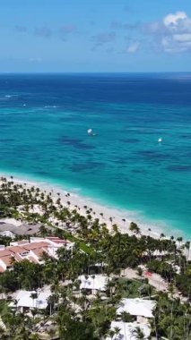 La Altagracia Dominik Cumhuriyeti 'ndeki Punta Cana' da Turkuaz Plajı. Plaj manzarası. Şehir merkezinde. Seyahat güzergahı. Punta Cana 'daki Turkuaz Plajı La Altagracia Dominik Cumhuriyeti.