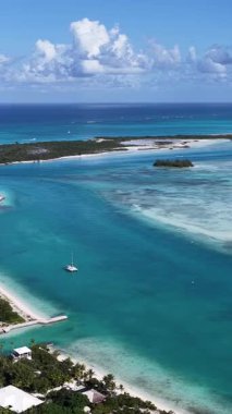 Mangrove Cay Deniz aşırı bölgelerdeki Providenciales Turks ve Caicos Adaları 'nda. Plaj manzarası. Mavi Suluboya 'nın tonları. Seyahat güzergahı. Mangrove Cay In Providenciales. Doğa Deniz Burnu.