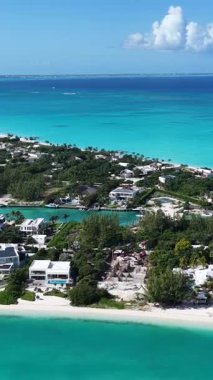 Turks ve Caicos İngiltere 'nin deniz aşırı bölgelerindeki Providenciales' te Skyline 'da. Karayip silueti. Plaj manzarası. Mavi Suluboya 'nın tonları. 